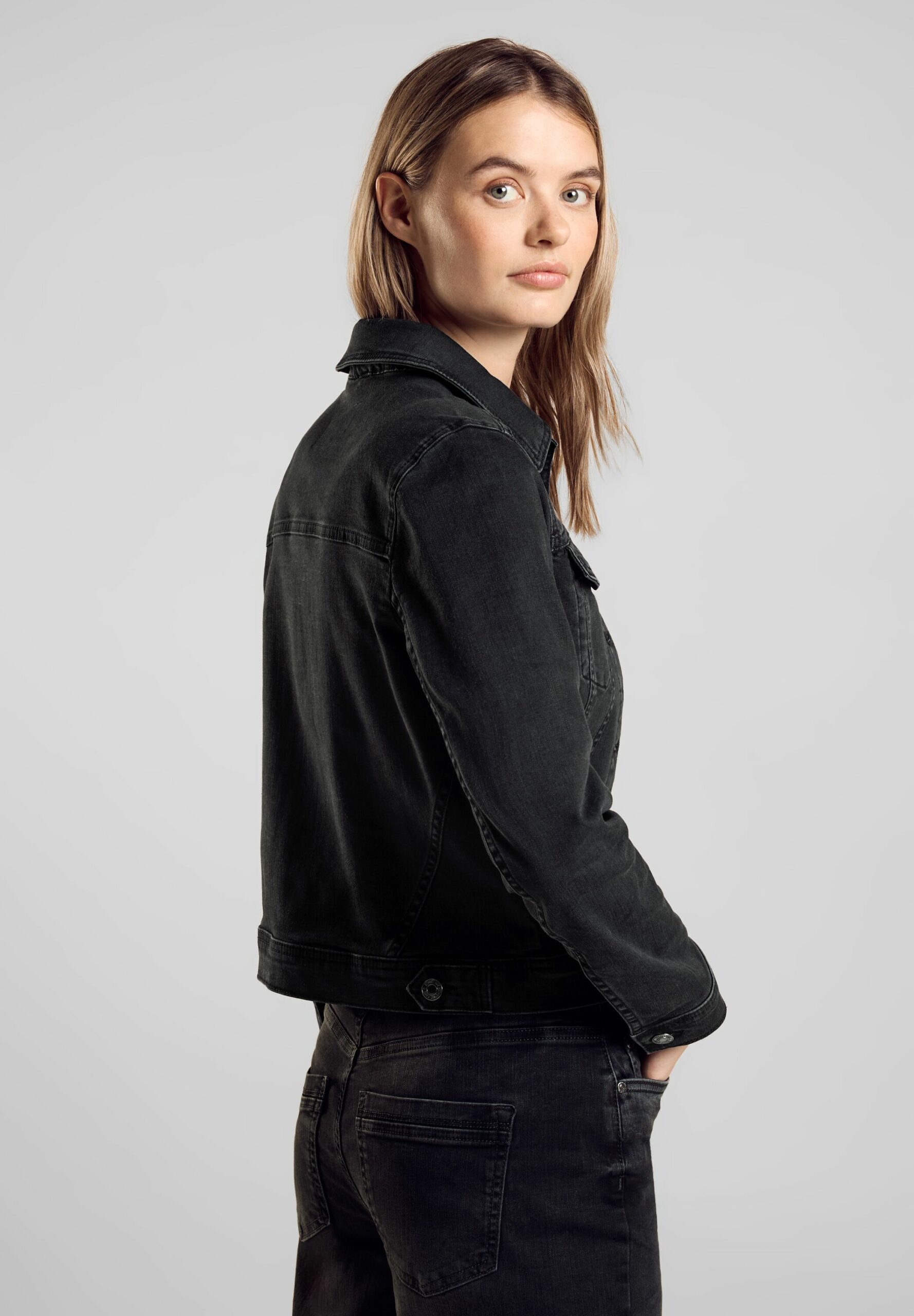 Jeansjacke im Washed-Look – Bild 3