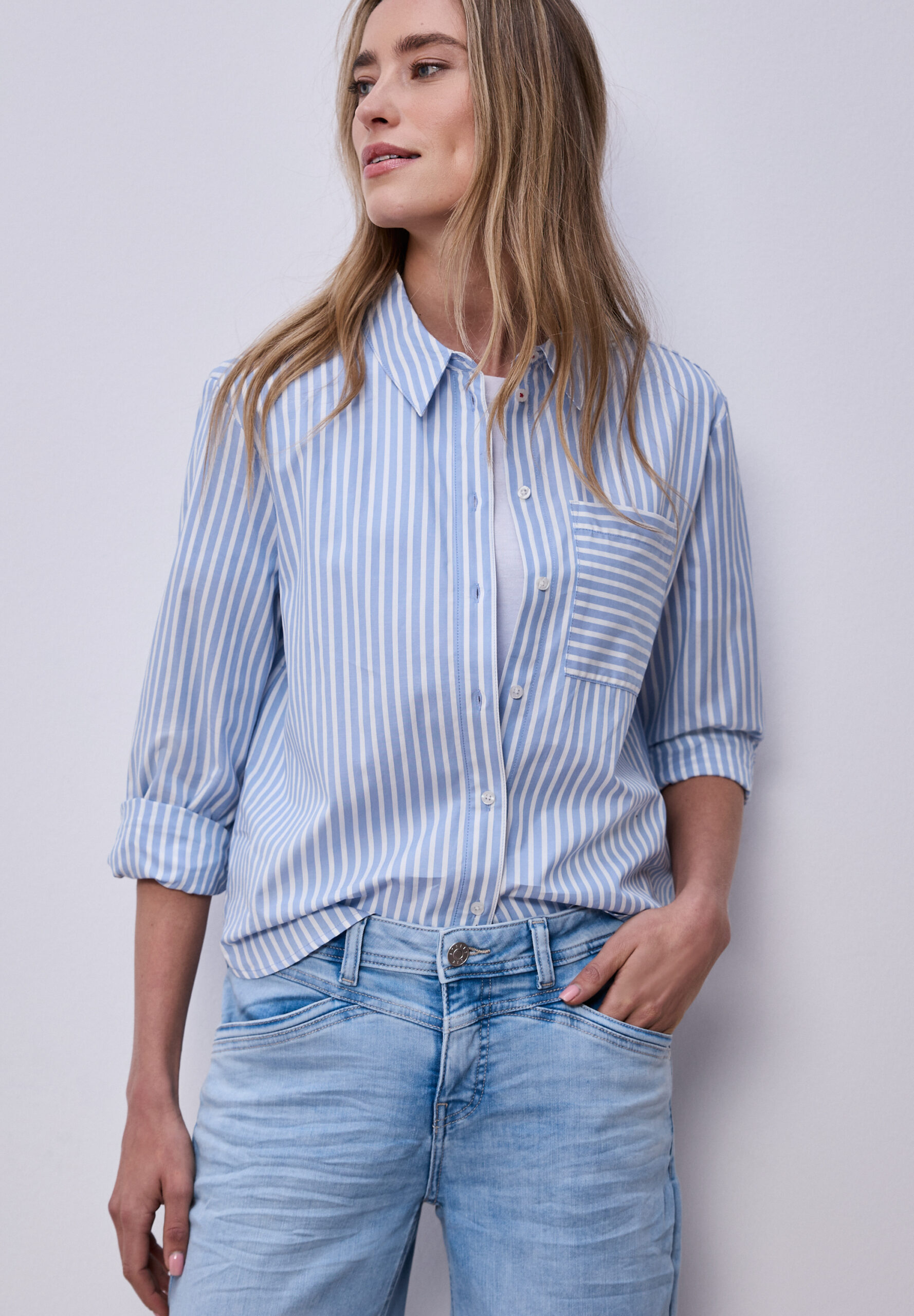 Bluse mit Hemdkragen und Backprint – Bild 6