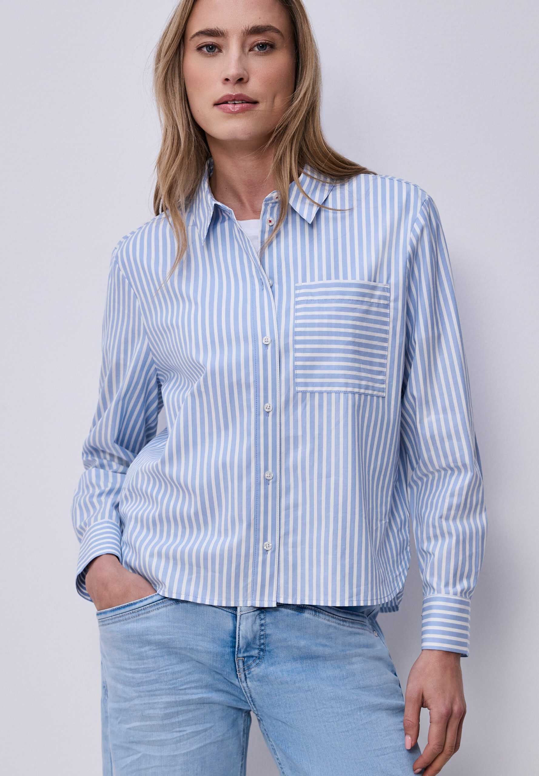 Bluse mit Hemdkragen und Backprint – Bild 7
