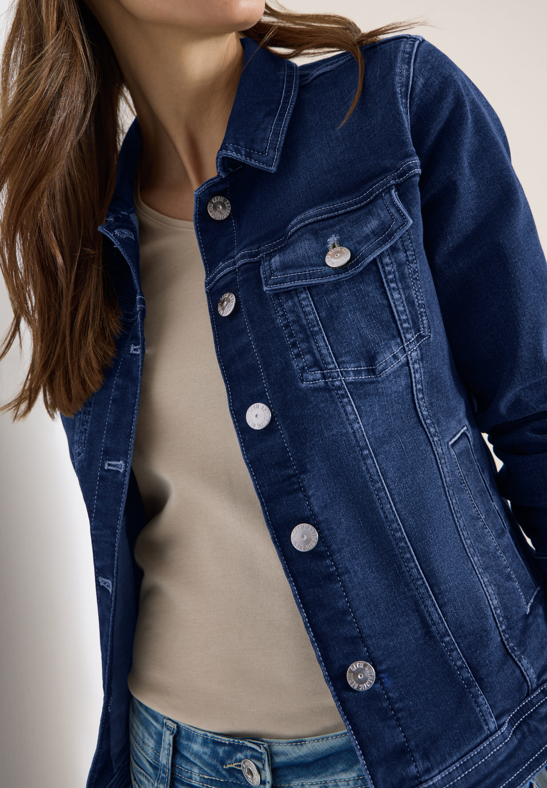 Jeansjacke mit Brusttaschen und Knöpfen – Bild 6