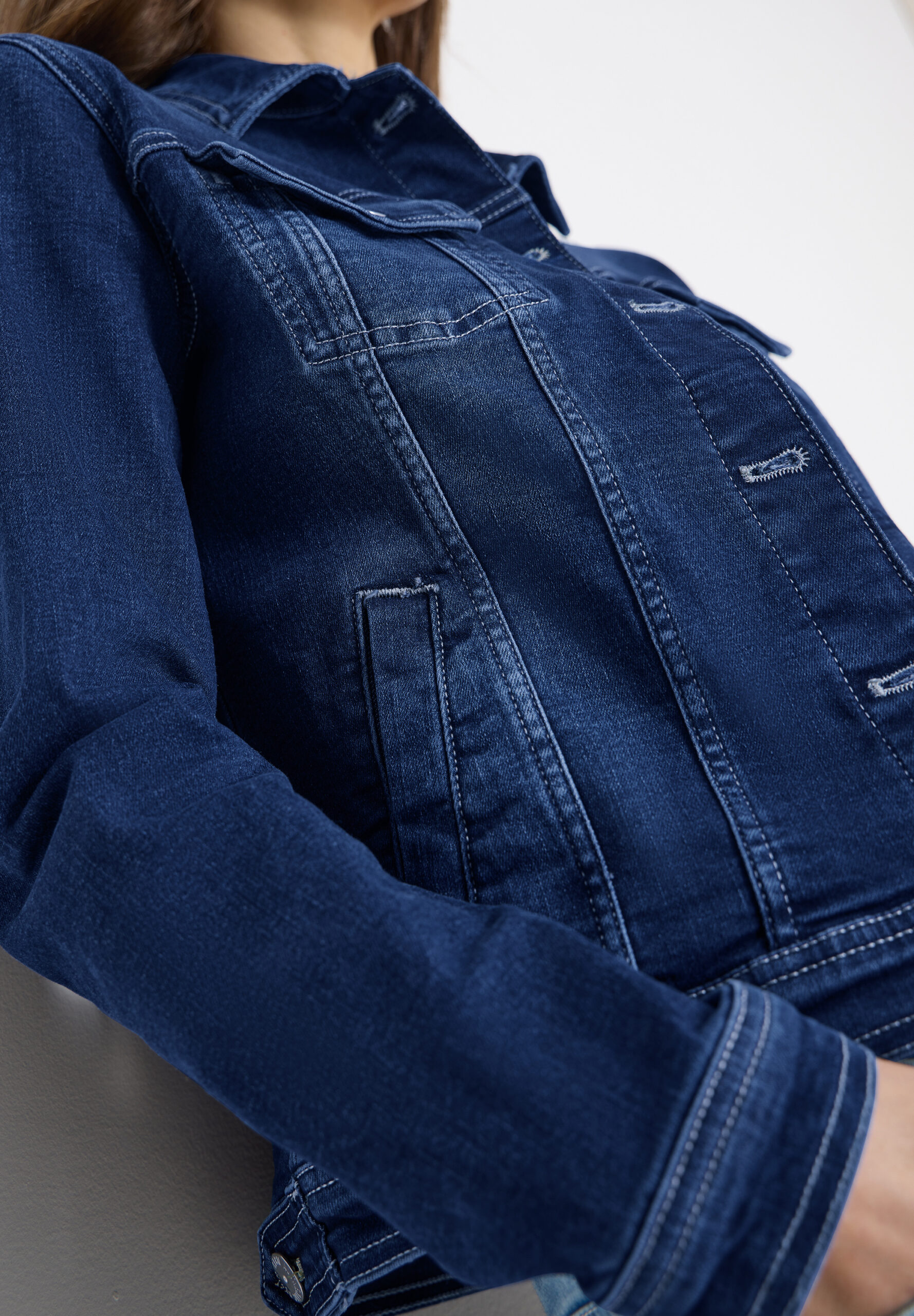 Jeansjacke mit Brusttaschen und Knöpfen – Bild 7
