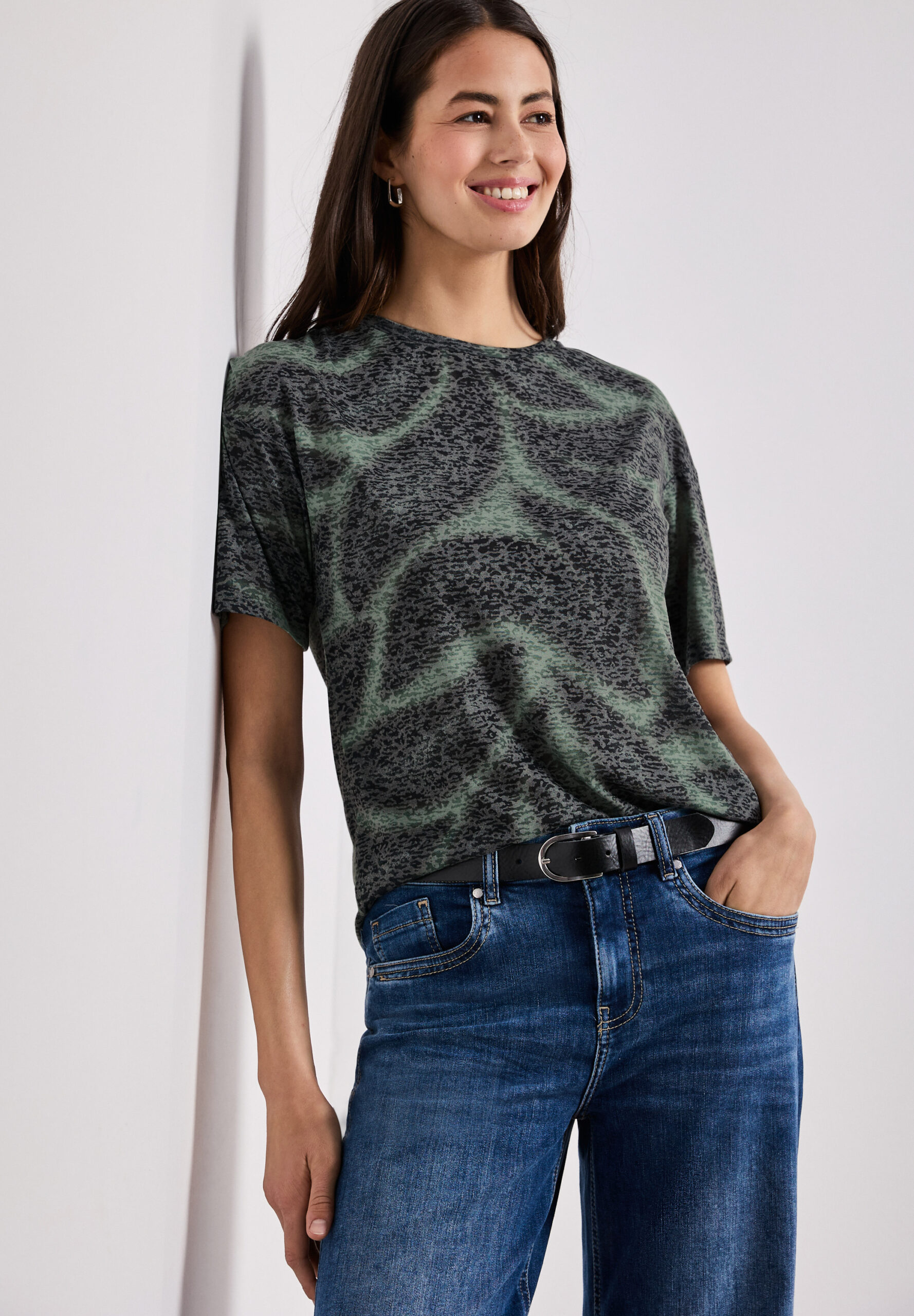 Shirt im Ausbrenner-Look mit Print – Bild 3