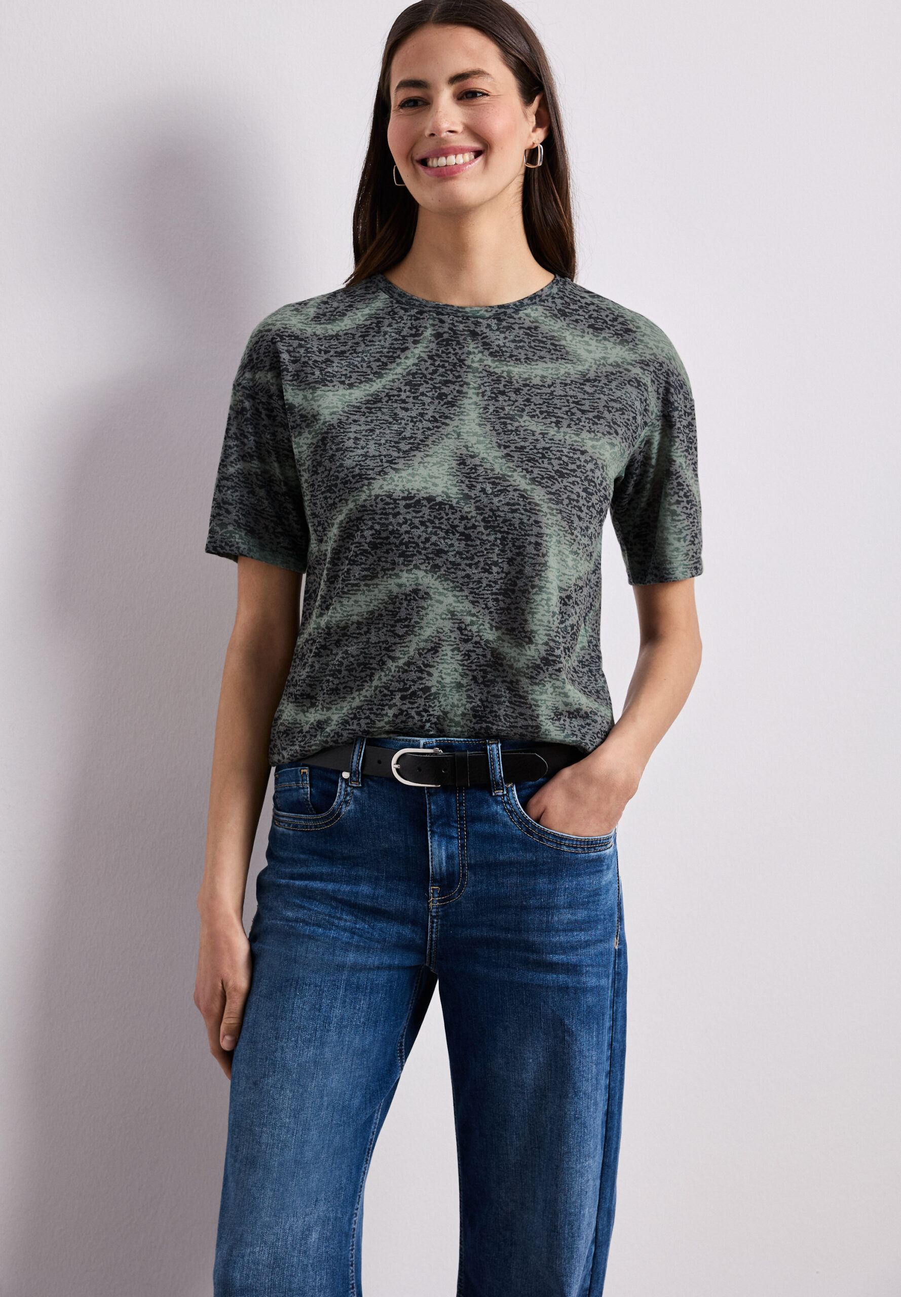 Shirt im Ausbrenner-Look mit Print – Bild 6