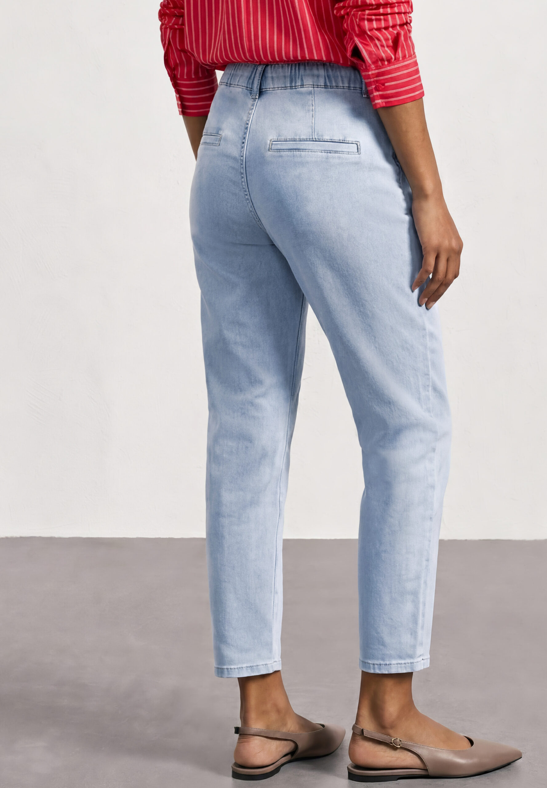 Mid Waist Jeans im Chino-Look – Bild 4