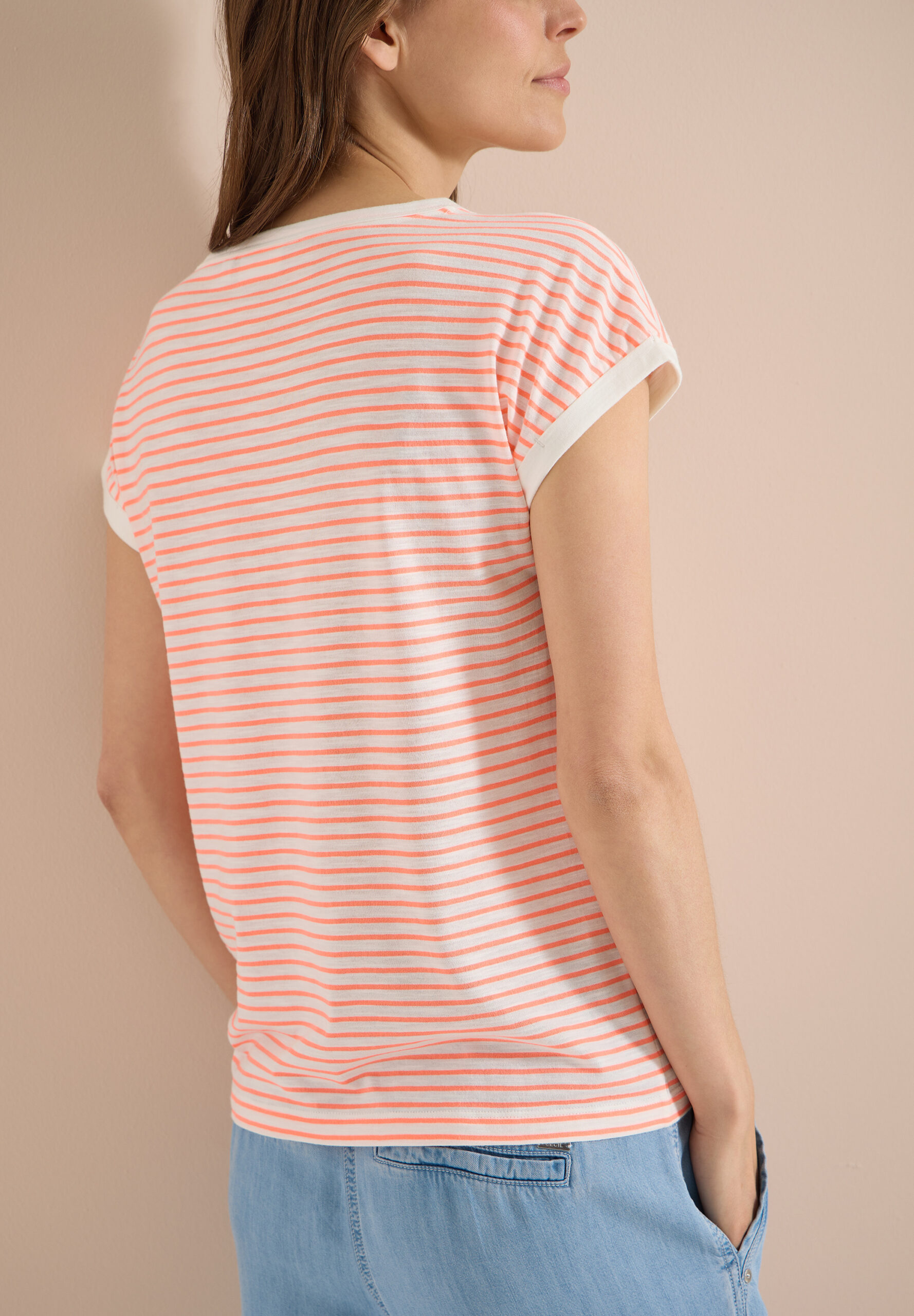 T-Shirt mit Boat Neck und Streifen – Bild 3