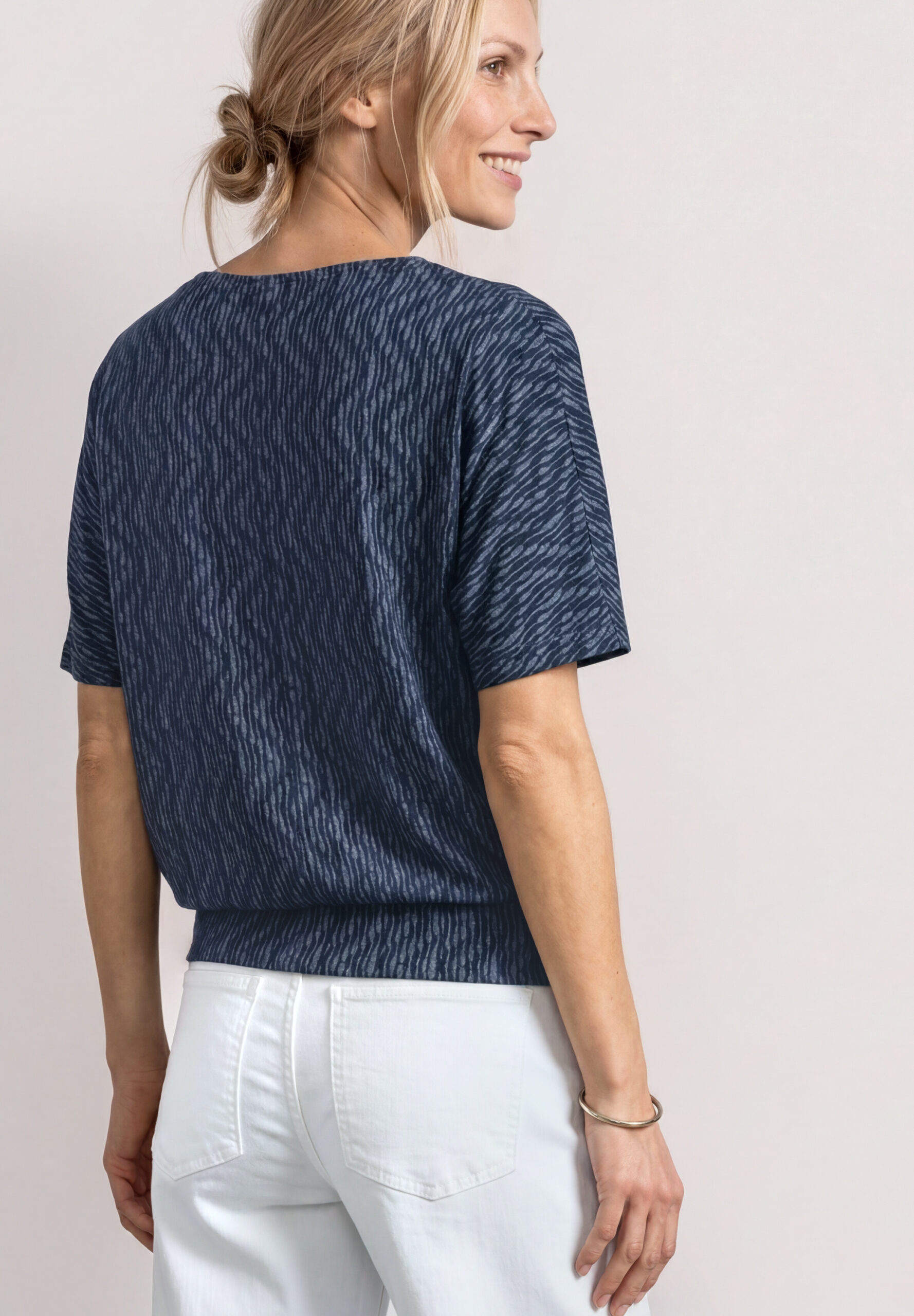 Shirt mit Boat Neck und Elastikbund – Bild 3