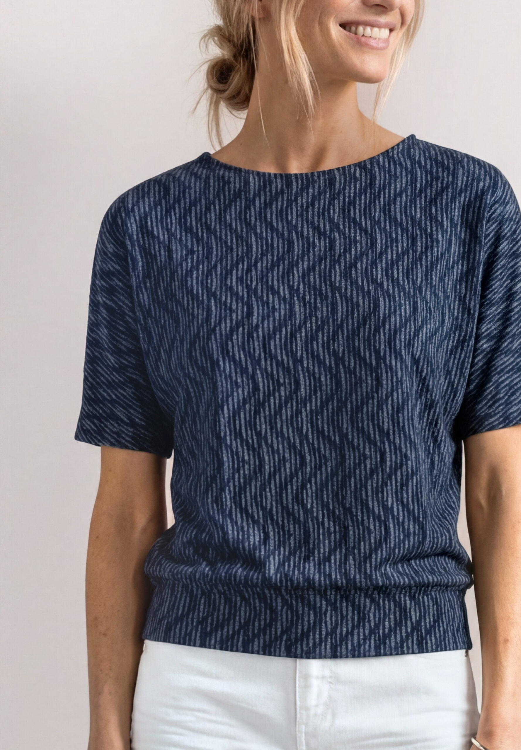 Shirt mit Boat Neck und Elastikbund – Bild 2