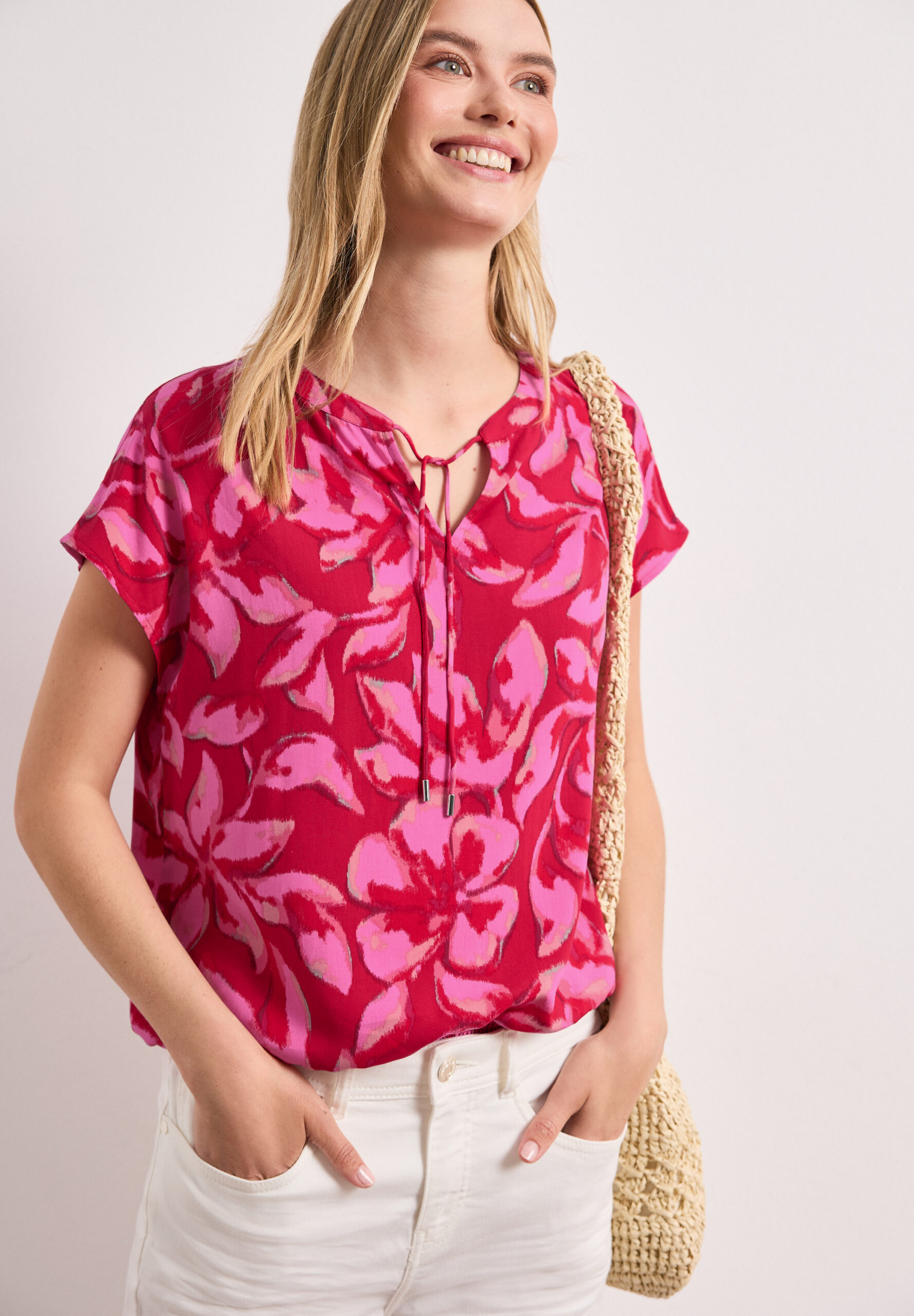 Blusenshirt mit Split Neck und Smokdetail – Bild 2