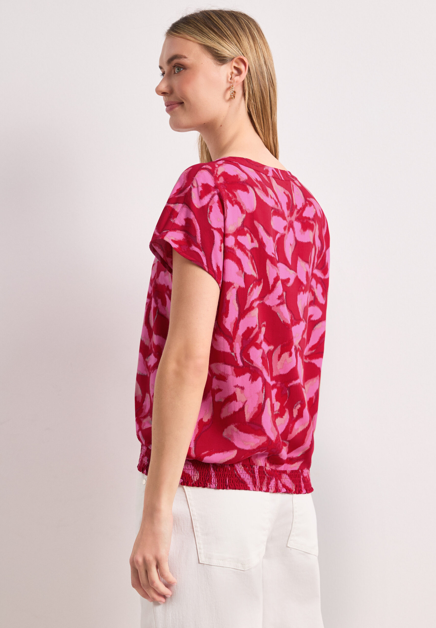 Blusenshirt mit Split Neck und Smokdetail – Bild 3