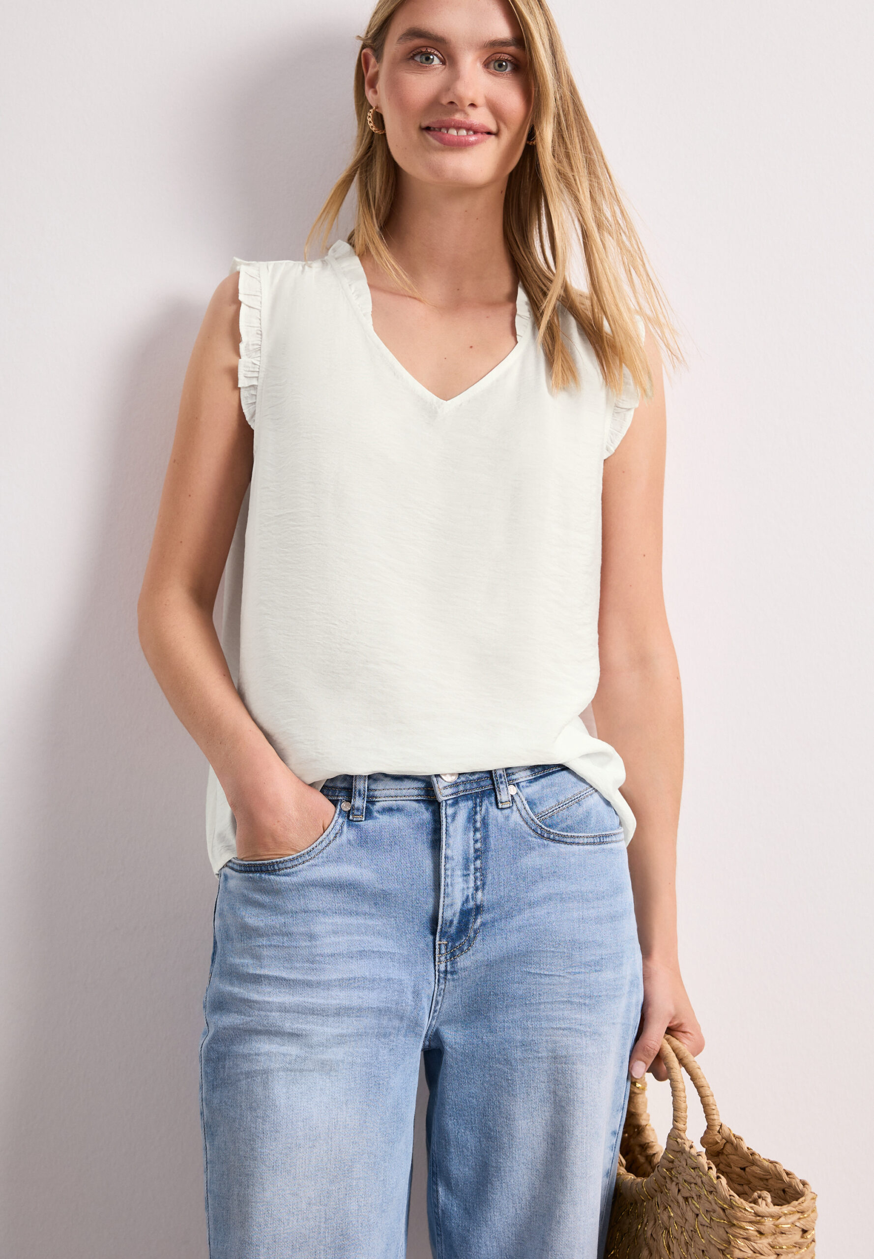 Blusentop mit V-Neck und Rüschen – Bild 2