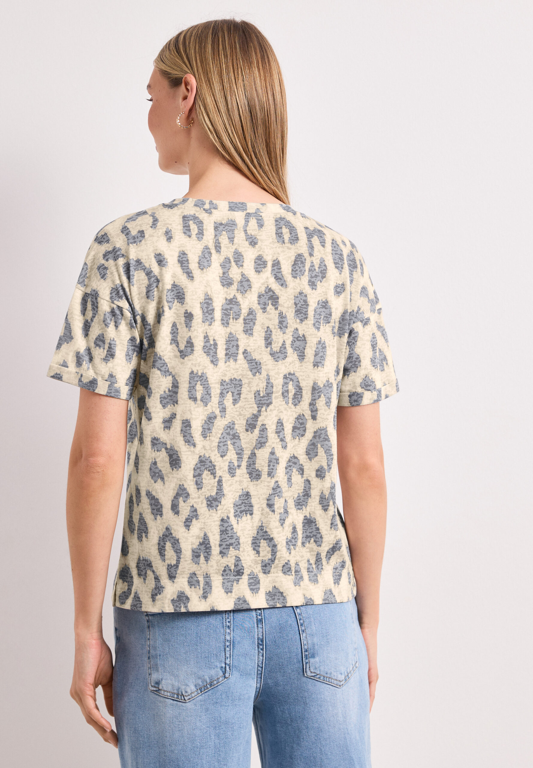 T-Shirt im Ausbrenner-Look mit Leo-Print – Bild 3