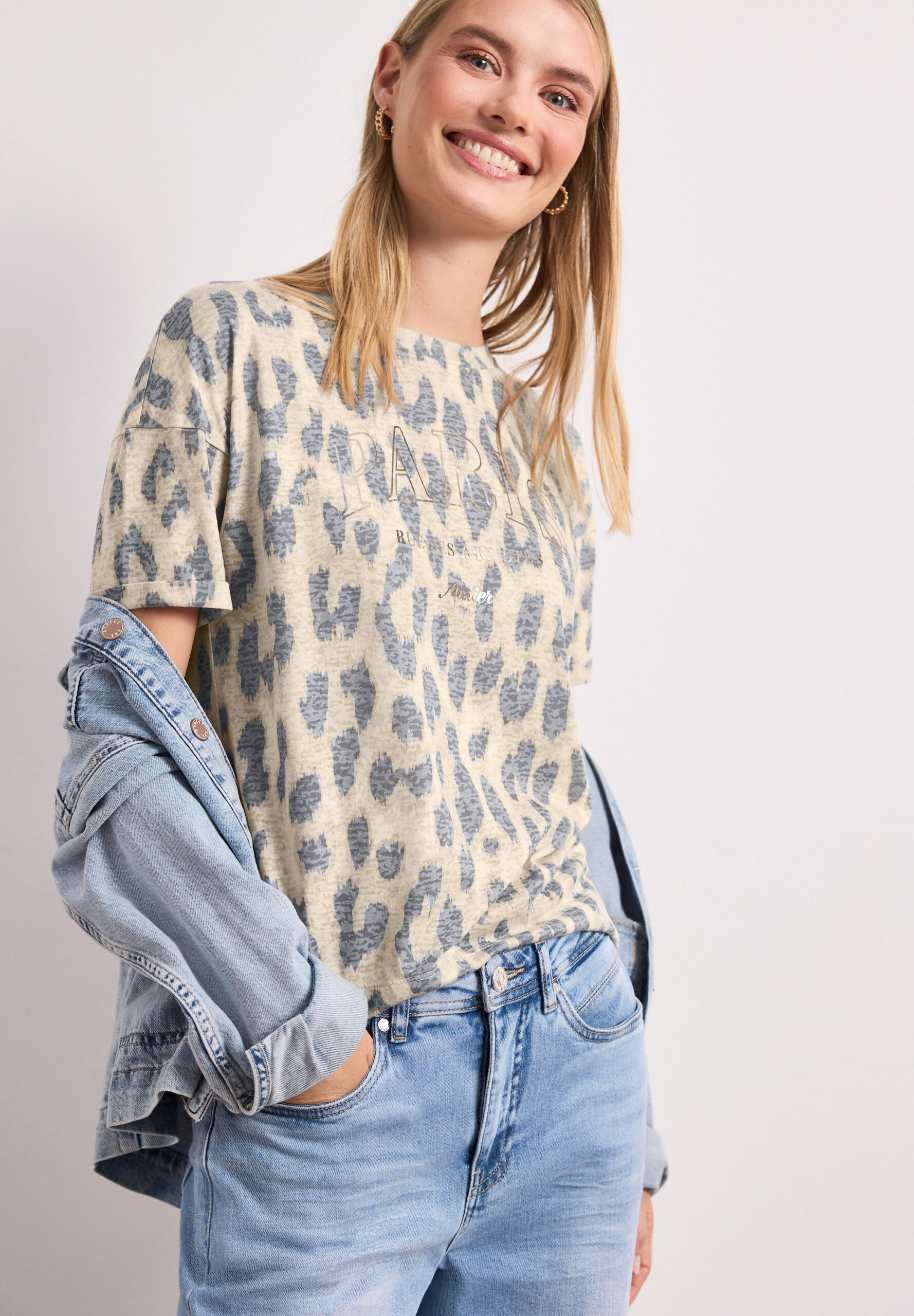 T-Shirt im Ausbrenner-Look mit Leo-Print – Bild 2