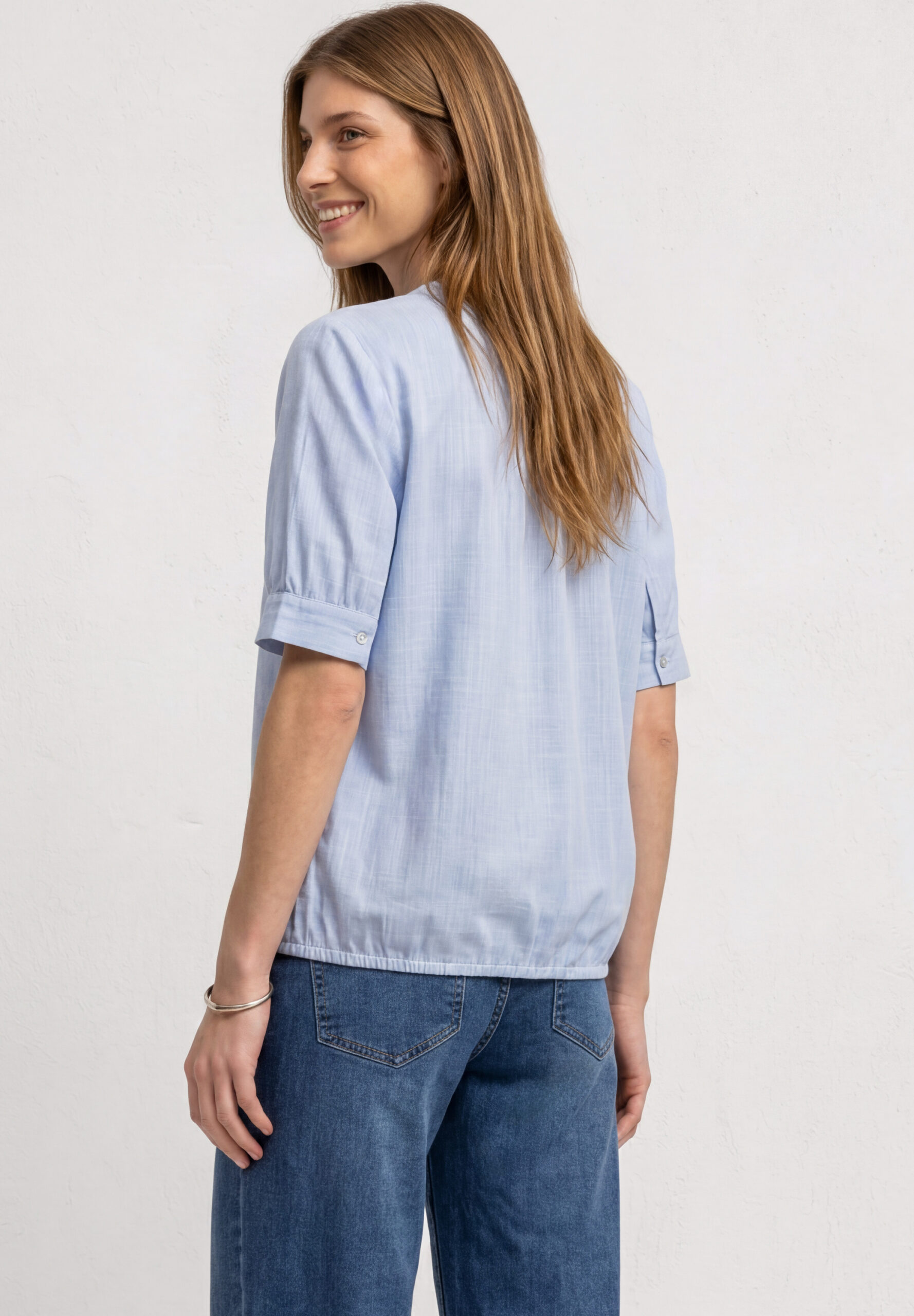 Chambray Bluse mit Split Neck und Elastiksaum – Bild 3