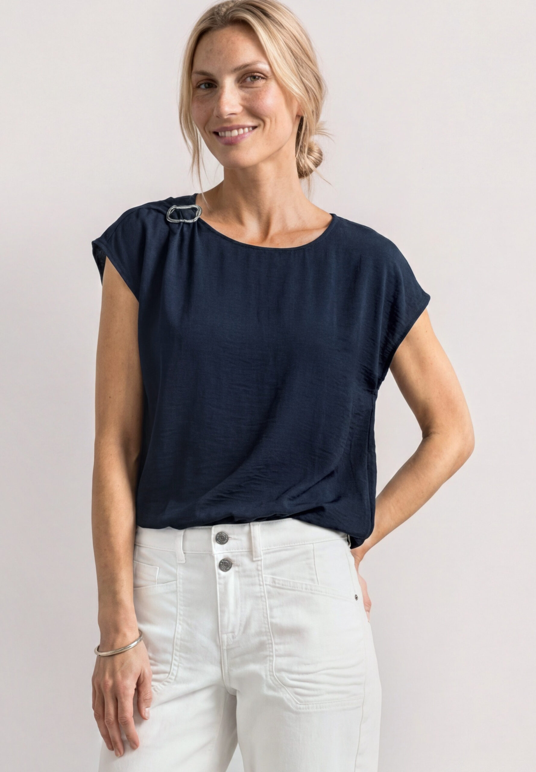 Blusenshirt mit Rundhals und Schnallendetail – Bild 2