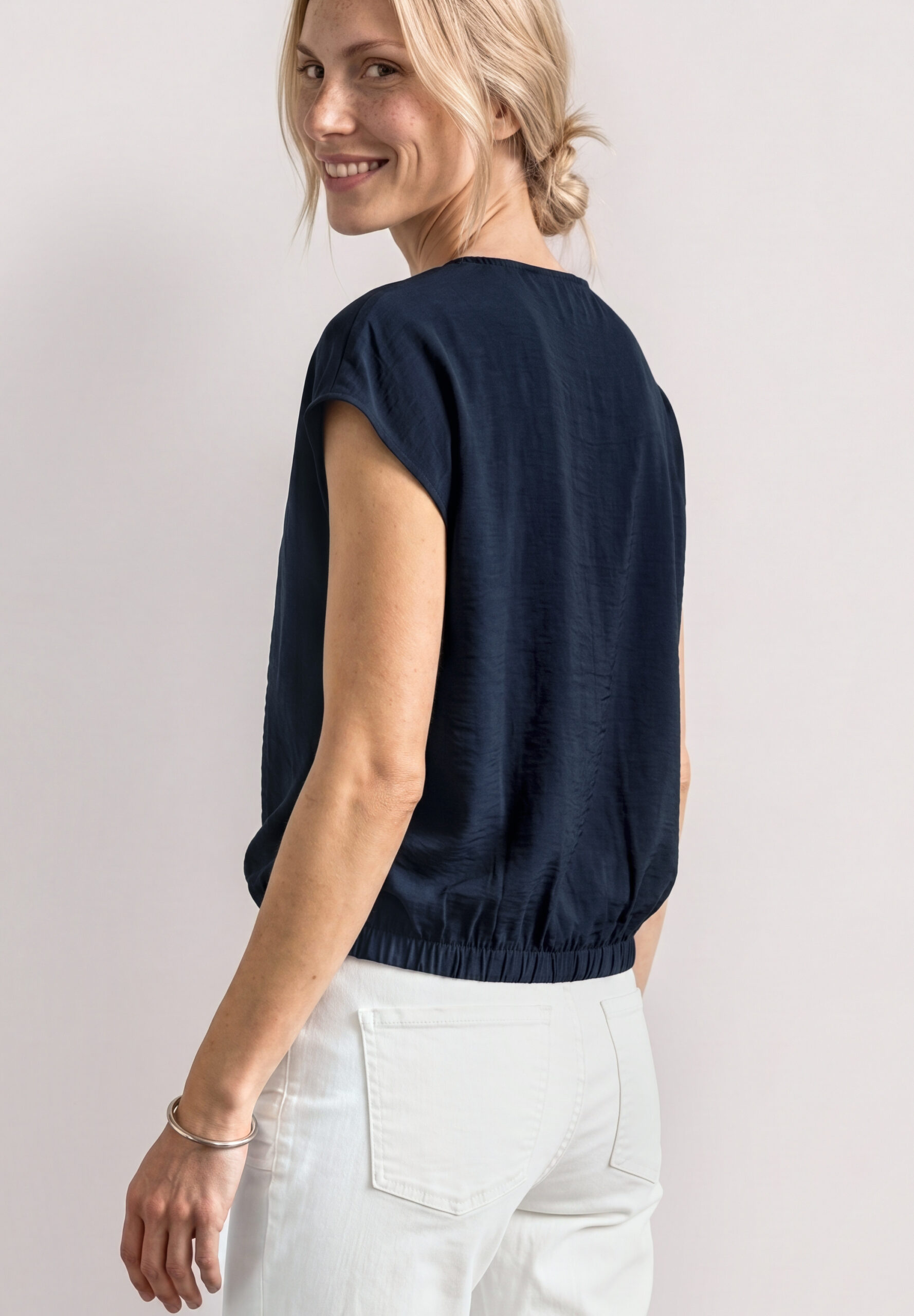 Blusenshirt mit Rundhals und Schnallendetail – Bild 3