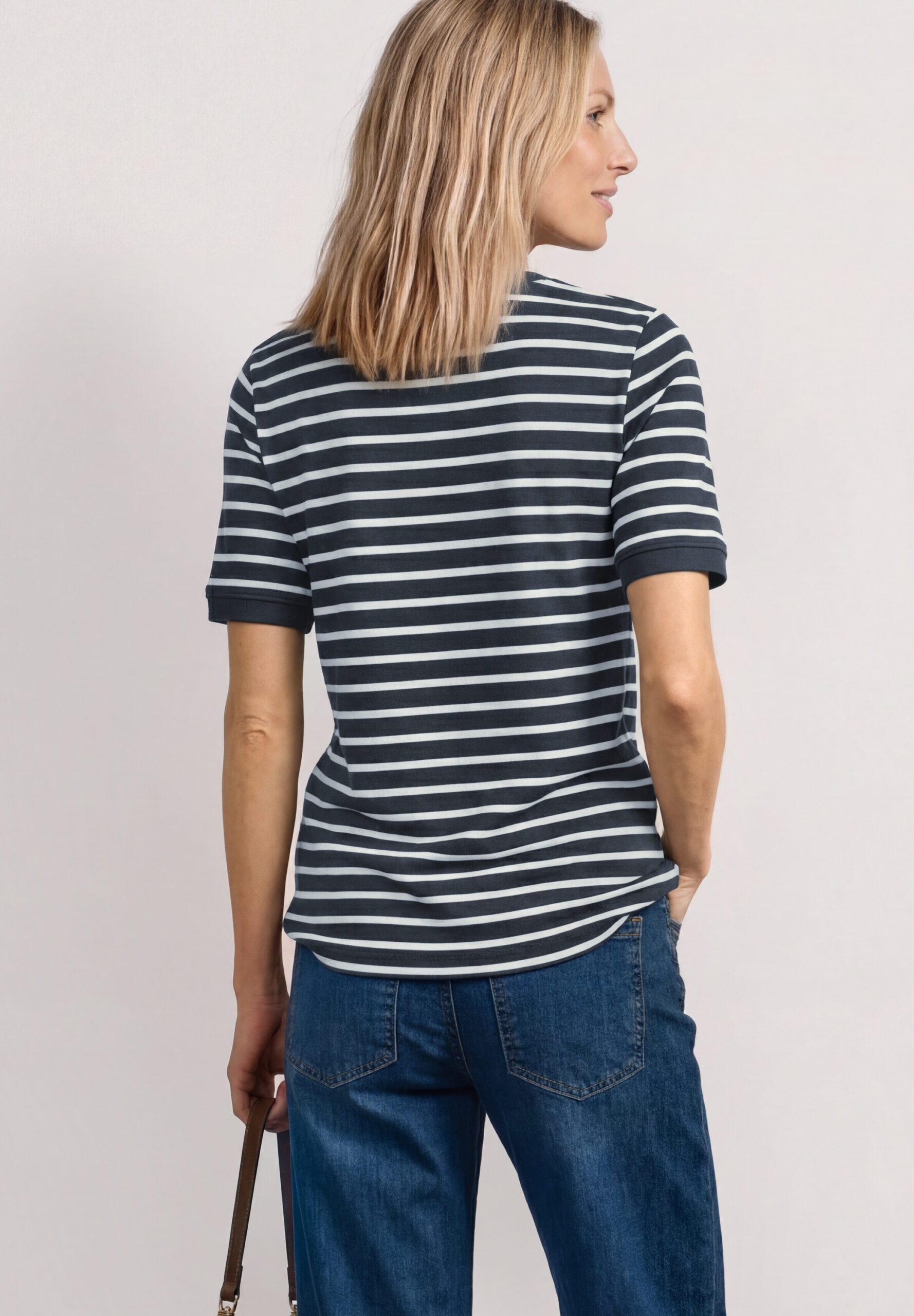 T-Shirt mit Boat Neck und Streifen – Bild 3